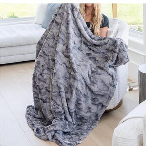 Luxurious Gray Faux Fur Throw Blanket
